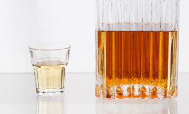 Alkolik ruhlar ve içki konsepti, kopyalama alanı ile