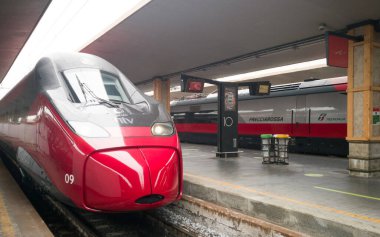 FLORENCE, ITALY - 16 Şubat 2021: yüksek hızlı italyan treni kalkışa hazır. Bu, dünyanın en hızlı trenlerinden biridir..