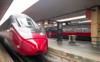 FLORENCE, ITALY - 16 Şubat 2021: yüksek hızlı italyan treni kalkışa hazır. Bu, dünyanın en hızlı trenlerinden biridir..