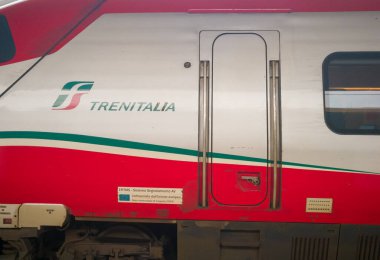 FLORENCE, ITALY - 16 Şubat 2021: yüksek hızlı Frecciarossa treni kalkışa hazır. Bu, dünyanın en hızlı trenlerinden biridir..