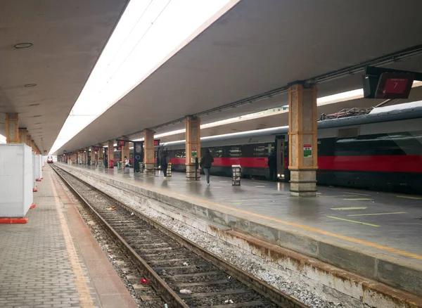 佛罗伦萨 意大利 2021年2月16日 高速意大利火车进入车站 这是世界上最快的火车之一 — 图库照片