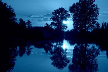 Mavi ruh günbatımı bayou su yansıması ile üzerinde