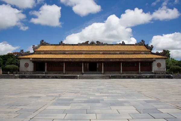 Historical Asian Hung Mieu Temple building in Hue Imperial City, Central Vietnam. — Stock Photo, Image