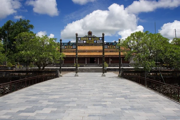 Vista vuota sull'ingresso del cancello di fronte al Tempio Mieu, Hue Imperial City, Vietnam centrale . — Foto Stock