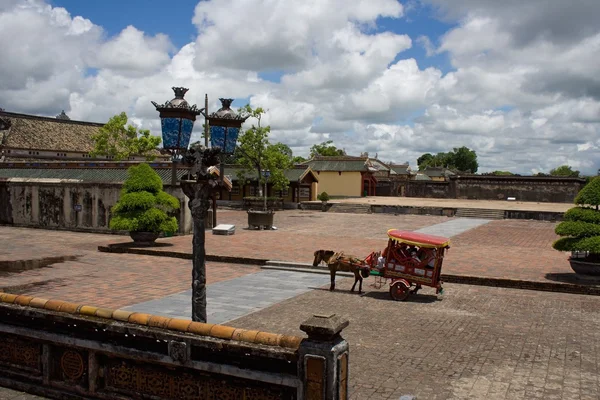 Horse carriage as a tourist attraction in Hue royal city, Central Vietnam. — Stock Photo, Image