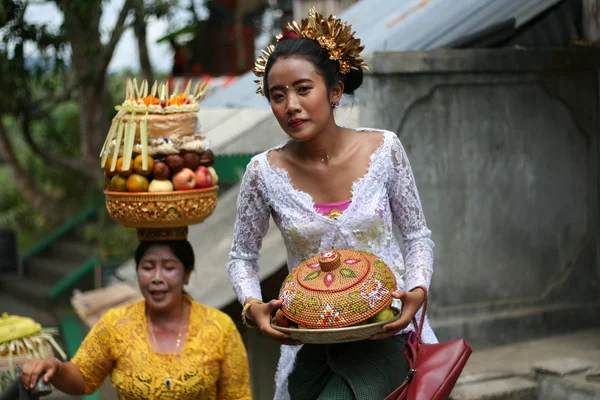 Mujeres balinesas llevando regalos al cementerio de cremación — Foto de Stock