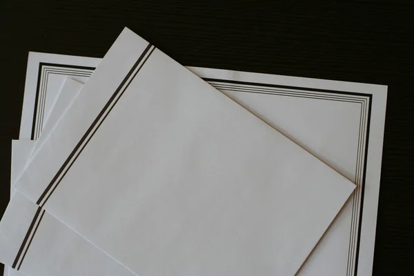 장례 통지 (카드)와 블랙 테이블에 봉투 — 스톡 사진