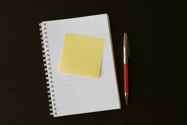 노란색 메모 용지 (포스트잇)와 검은 바탕에 빨간 펜 스크래치 패드 — 스톡 사진