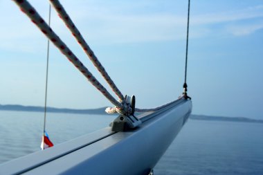 Patlama (spar) deniz ve arka planda ufuk ile yatta yelken 