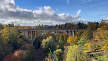 Lüksemburg 'da sonbahar güneşli bir günde Adolphe Köprüsü