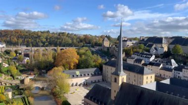 Lüksemburg şehri Neumunster Manastırı 'yla geniş hava manzarası
