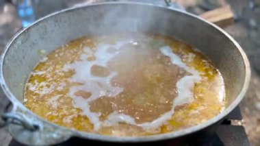 Kazanda ateş üstünde geleneksel pilav pişirme