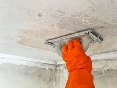 Çalışanlar tavan yüzeyini yenileme ve ev iyileştirme projeleri için hazırlıyorlar