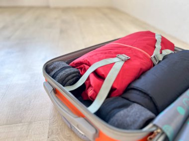 Yaklaşan yolculuk için giysi ve eşya dolu bavulu aç