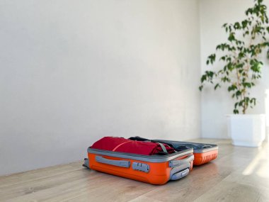 Giysilerle dolu bavulu aç, yolculuğa hazır ol.