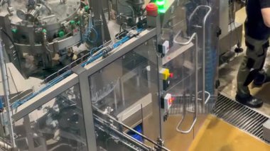 Fabrikada otomatik şişe taşıma hattı