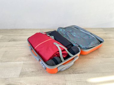 Yolculuk için giysi ve bavul hazırlıyorum.