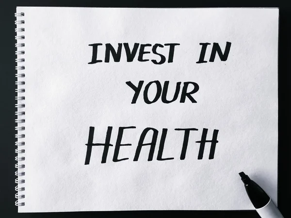 Investieren Sie in Ihre Gesundheit auf weißem Papier in schwarz-weiß — Stockfoto