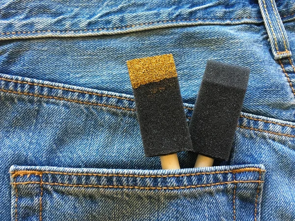 Schaumstofffarbe Pinsel in der Tasche von Blue Denim Jeans — Stockfoto