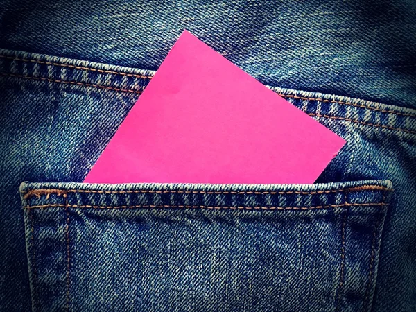 蓝色斜纹棉布牛仔裤复古风格口袋里的粉红粘贴 — 图库照片