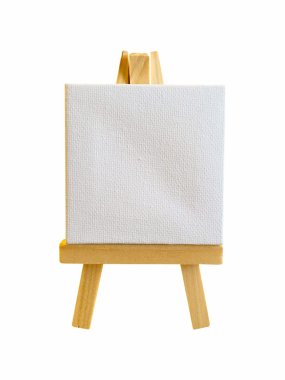 Şövale üzerinde beyaz bir arka plan boş bir tuval ile