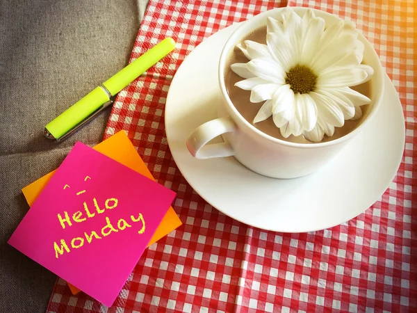 Cangkir kopi di atas meja dengan bunga daisy putih dan kata-kata Halo Senin vint — Stok Foto