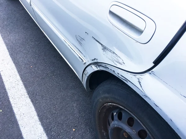 Color del coche rayado por el accidente —  Fotos de Stock