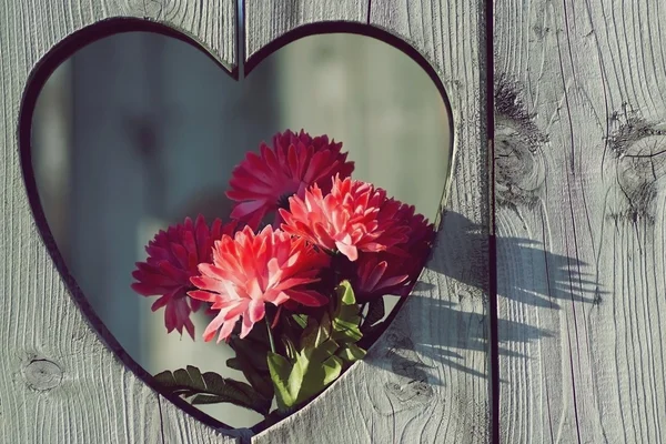 Ξύλινο Σχήμα Καρδιάς Λουλούδια Ρετρό Στυλ — Φωτογραφία Αρχείου