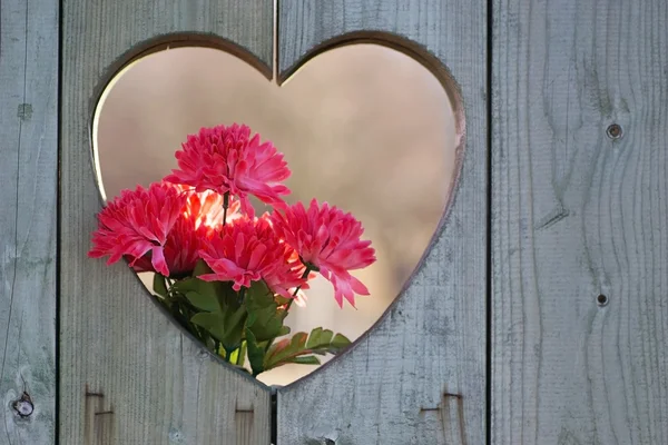 Dřevěný Tvar Srdce Květinami Kopírovacím Prostorem — Stock fotografie