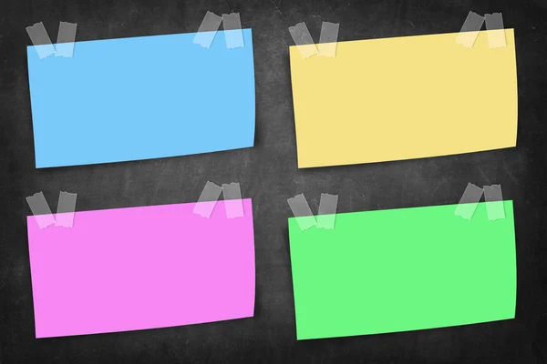 Lavagna Con Quattro Note Adesive Colorate Vuote — Foto Stock