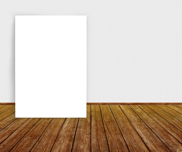 Бланшируйте Белый Плакат Опираясь Чистую Стену Насмехайтесь Над Своим Продуктом — стоковое фото