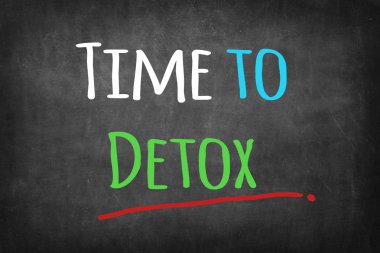 Tahta arka plandaki Detox harflerinin zamanı