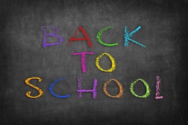 Okula geri dön. Tahta üzerine yazı yaz.