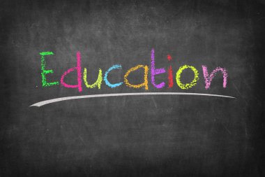 Okul tahtasına tebeşirle yazı yazmak