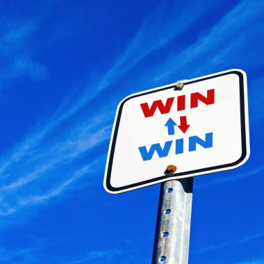 Mavi gökyüzünde kazan.