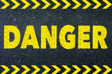 Yolda tehlike işareti