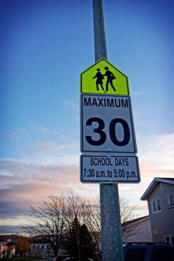 okul zamanı bölge 30km/saat işareti