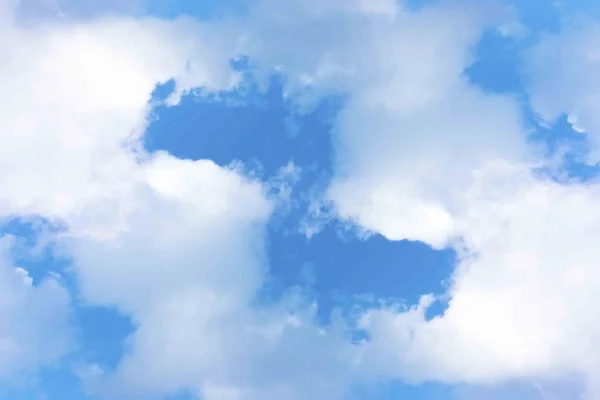Синее Небо Облаками — стоковое фото