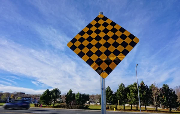 Schackrutiga trafikmärke — Stockfoto