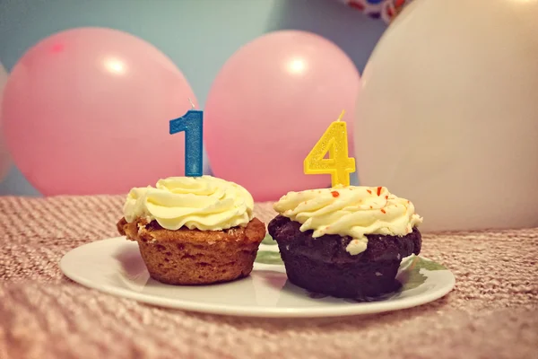 Δέκατο τέταρτο γενέθλια cupcake με ρόδινα και άσπρα μπαλόνια, παστέλ — Φωτογραφία Αρχείου