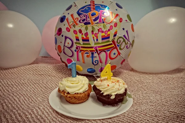 Cupcake d'anniversaire avec ballons roses et blancs, pastel — Photo