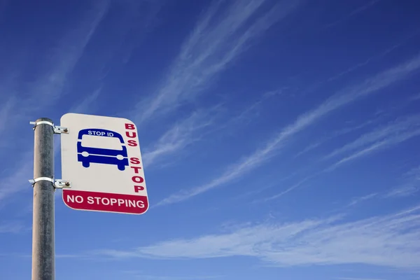 Otobüs durağı işareti mavi gökyüzü — Stok fotoğraf