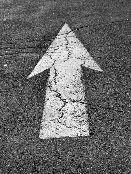 Ok işareti asfalt yüzeyine — Stok fotoğraf