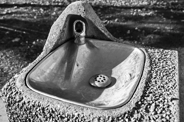 Кранова вода для напою в парку в чорно-білому — стокове фото