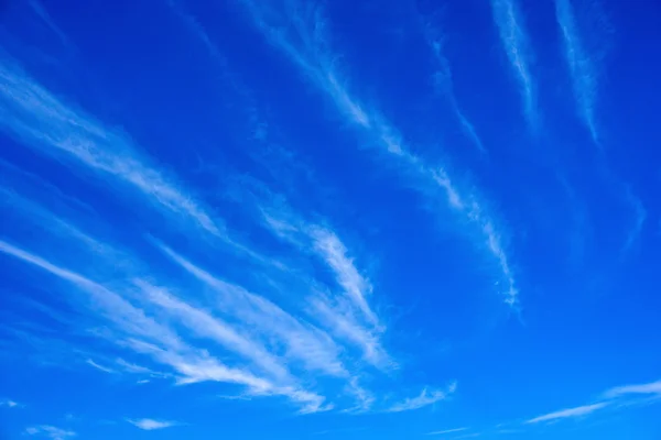 Blauwe lucht met wolken — Stockfoto