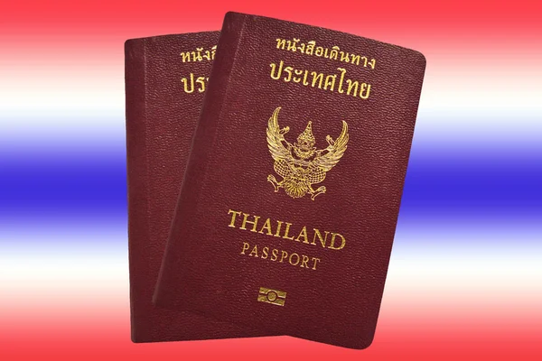 Tayland bayrağı arka plan üzerinde Tayland pasaportu — Stok fotoğraf