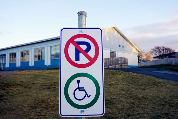 Apenas sinal de estacionamento para deficientes — Fotografia de Stock