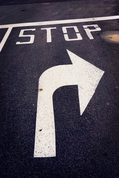 Sluta innan sväng höger pil på gatan — Stockfoto