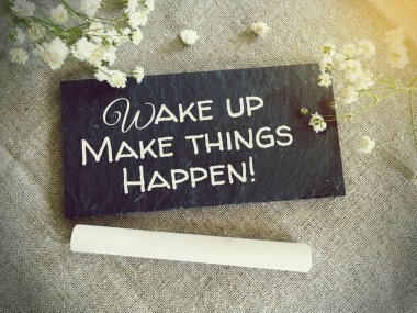 Blackboard metin ve kelime çiçeklerle uyanıp