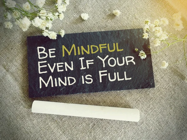 Blackboard metin ve çiçekler kelimelerle bile mindfull olmak